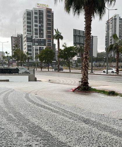 Mersin'de etkili olan dolu , sokakları beyaza büründü