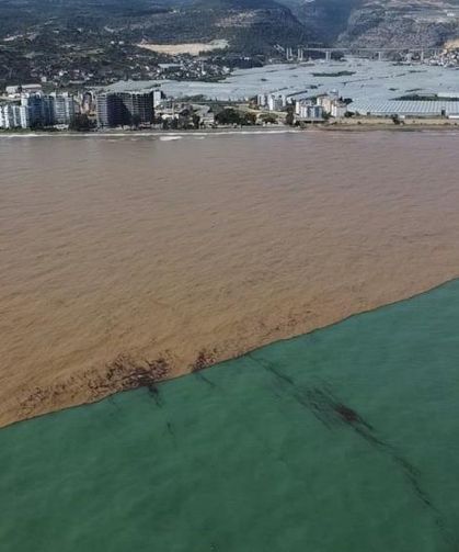 Limonlu Deresi Coştu, Akdeniz’in Rengi Değişti