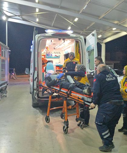 Adana'da iki otomobil çarpıştı: 2 yaralı