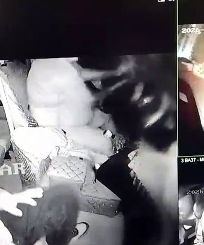 Adana'da minibüs ile otomobil kafa kafaya çarpıştığı kaza, kamerada