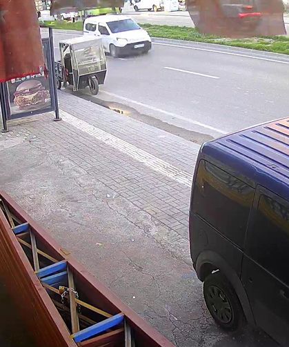 Adana'da motosikletin çarptığı yaya yaralandı; kaza anı kamerada