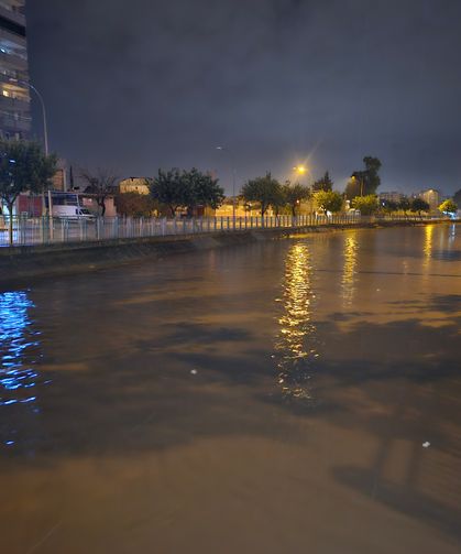 Adana'da sağanak yağış; yollar göle döndü