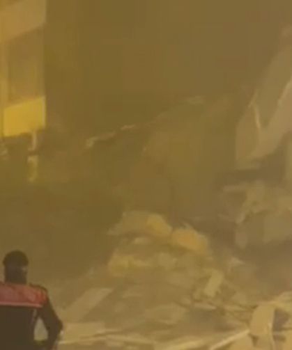 Ağır hasarlı bina, yıkım sırasında çöktü