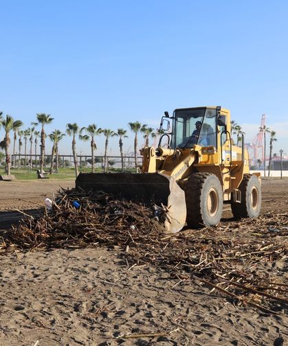 Akdeniz'de sel sularının etkileri temizleniyor