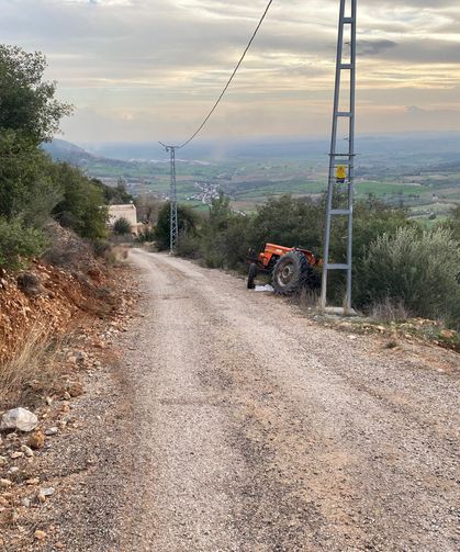 Çukura girip devrilen traktörün sürücüsü öldü