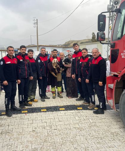 Dere yatağında mahsur kalan kadın, kurtarıldı