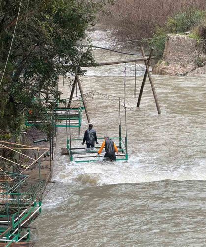 Dim Barajı'ndan su tahliyesi