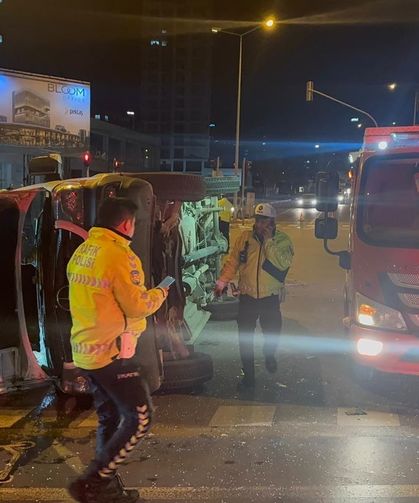 Hasta taşıyan ambulansa cipin çarptığı kaza kamerada; 5 yaralı