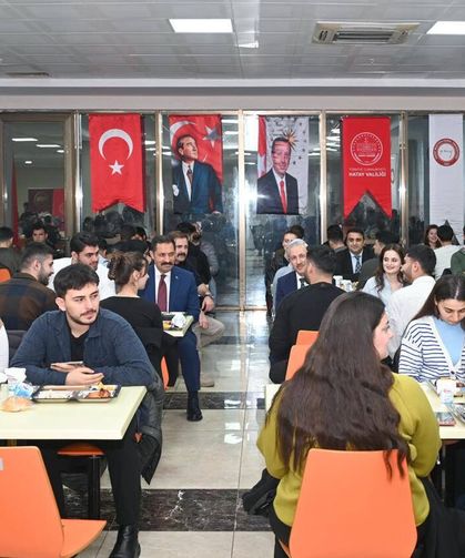 Hatay Valisi Masatlı, öğrencilerle iftar sofrasında buluştu