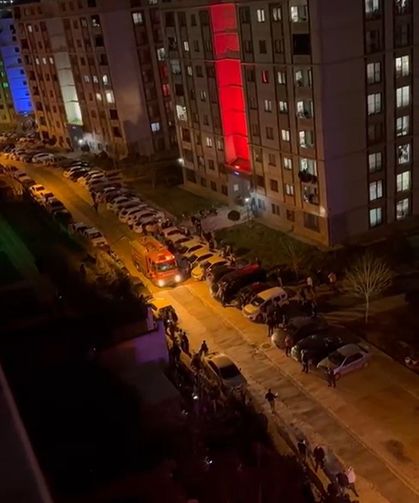 Hatay'da apartmanın en üst katında yangın: 13 kişi dumandan etkilendi