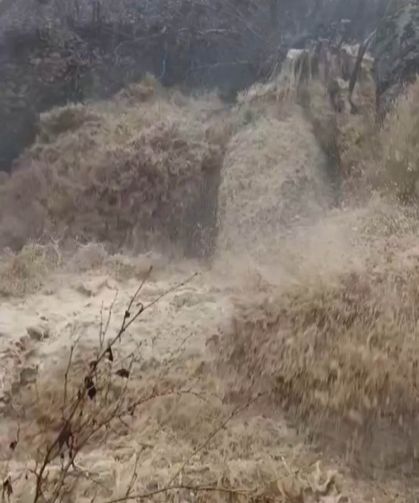 Kahramanmaraş'ta dere taştı, mahsur kalan vatandaş iş makinesiyle kurtarıldı