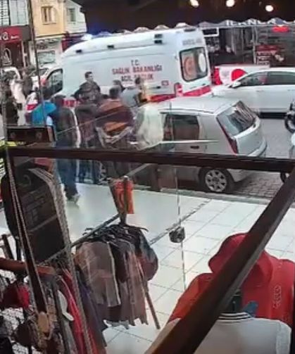 Mersin'de 2 grup arasında bıçaklı kavga kamerada