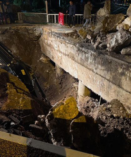 Mersin'de dere üzerindeki köprü kısmen çöktü