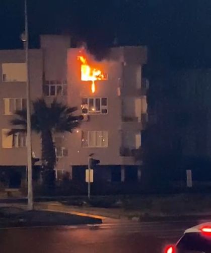 Mersin'de ev yangını; 2 kişi dumandan etkilendi