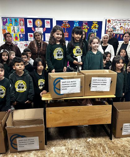 Mersin'de Minik öğrencilerden ihtiyaç sahiplerine ramazan yardımı