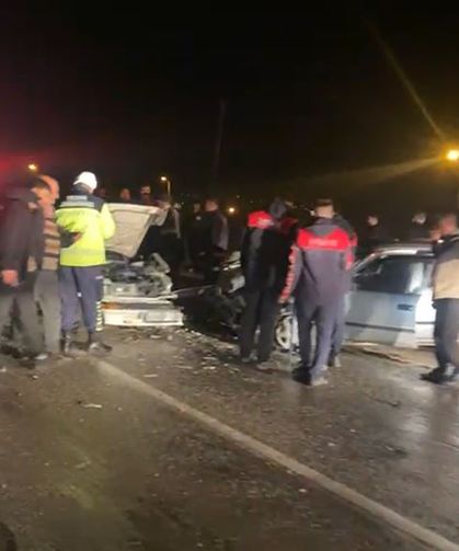 Osmaniye'de iki otomobil kafa kafaya çarpıştı; 4 yaralı