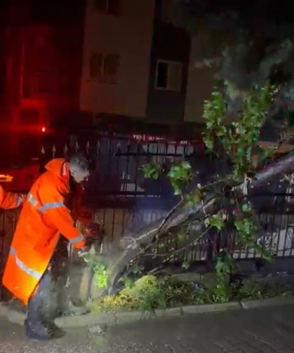 Osmaniye'de sağanak ve fırtına; ekipler mahsur kalanları sırtında taşıdı