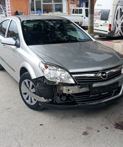 Otomobille çarpışan motosikletin sürücüsü yaralandı