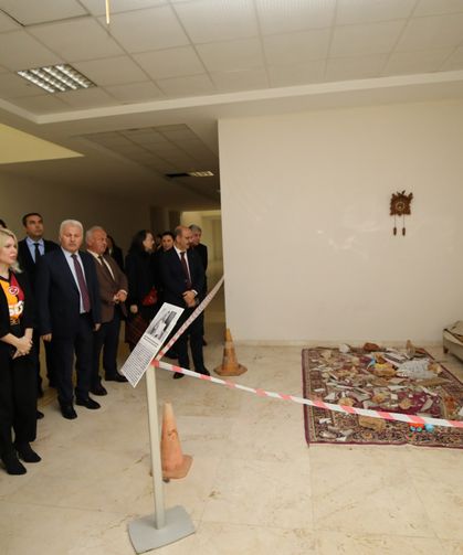 Rektör Özkan İlahiyat Fakültesi'nde ağaç dikti, Gazze sergisini gezdi