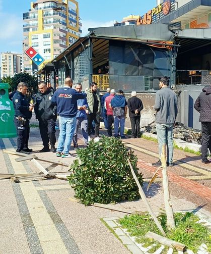 Takla atıp, alev alan otomobilin sürücüsü yaralandı