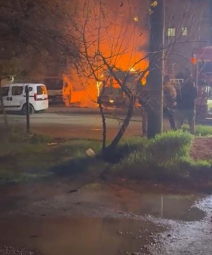 Tartıştığı kız arkadaşı ile annesinin araçlarını kundakladı; olay anı kamerada