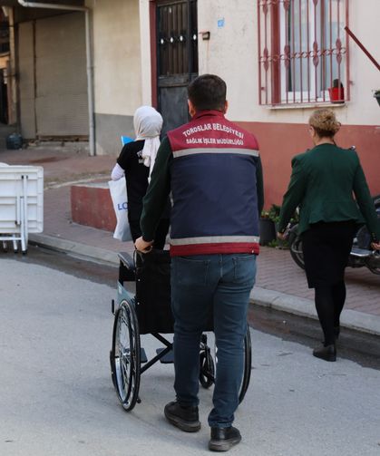 Toroslar'da tekerlekli sandalye ve engelli pusetleri ihtiyaç sahiplerine ulaştı