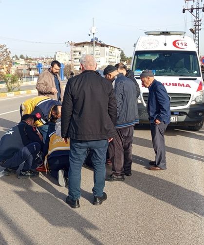 Yolun karşısına geçen yayaya motosiklet çarptı; 2 yaralı