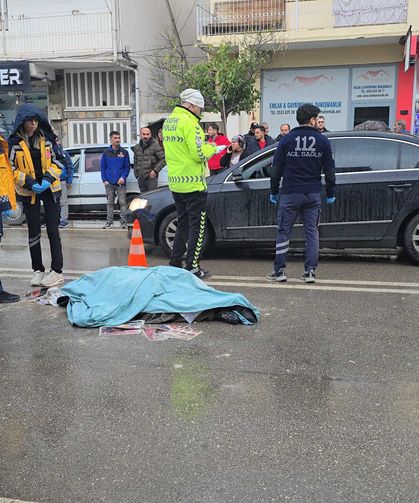 Yolun karşısına geçerken TIR'ın çarptığı yaya öldü; aynı yolda eşine de otomobil çarpmış