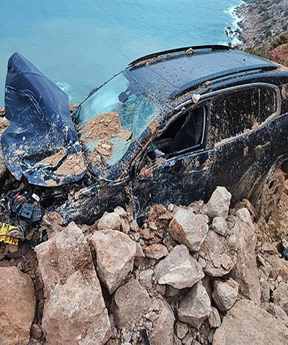 Mersin'de heyelan; kaya parçalarının altında kalan cipin sürücüsü yaralandı