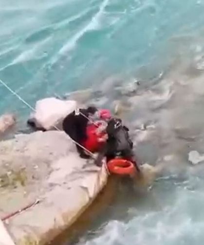 Adana'da Seyhan Nehrinde kayıkla gezerken mahsur kalan 2 kişi kurtarıldı