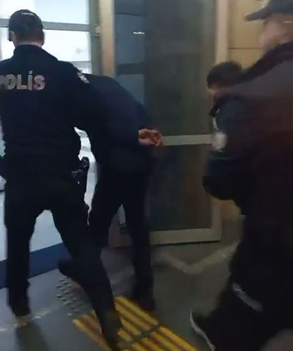 Adana'da trafikte tartıştıkları sürücünün önünü kesip, aracın camını yumrukladılar; o anlar kamerada (2)