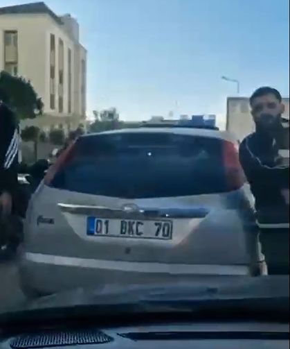 Adana'da trafikte tartıştıkları sürücünün önünü kesip, aracın camını yumrukladılar; o anlar kamerada