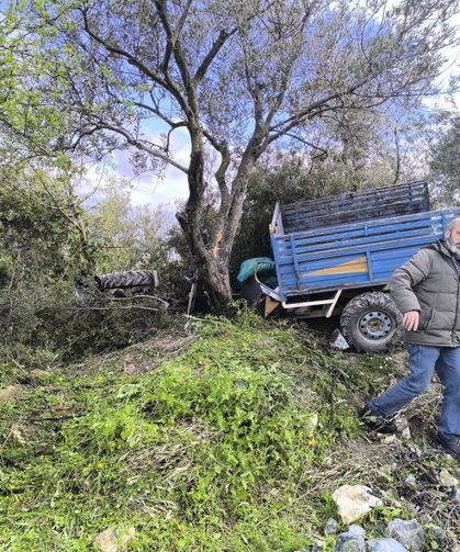 Ağaca çarpan tarım aracının sürücüsü hayatını kaybetti