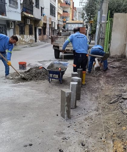 Akdeniz'de yol ve kaldırım çalışmaları devam ediyor