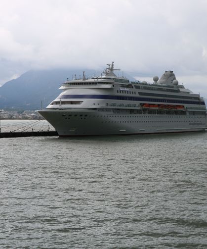 Alanya'ya yılın ilk kruvaziyeri demirledi