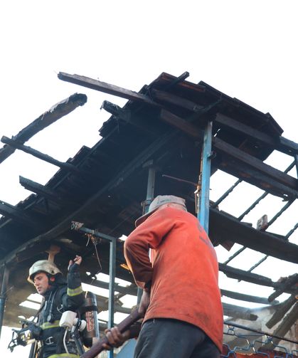 Antalya'da 2 katlı ev sobadan çıkan yangında küle döndü