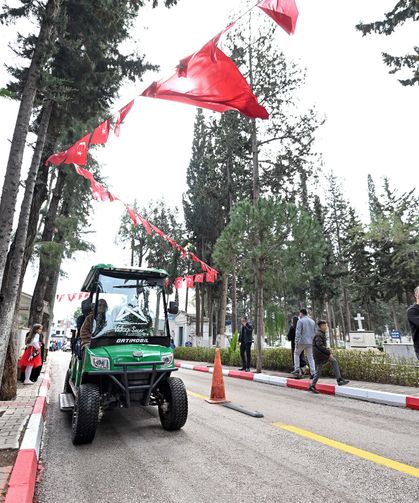 Büyükşehir ekipleri bayram boyunca mezarlıklarda vatandaşların yanında