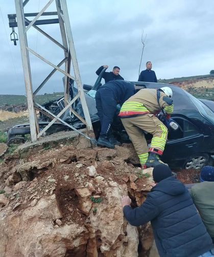 Direğe çarpan otomobilin sürücüsü öldü