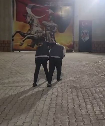 Hatay'da konteynerde hırsızlık yaparken suçüstü yakalanan 2 şüpheli tutuklandı