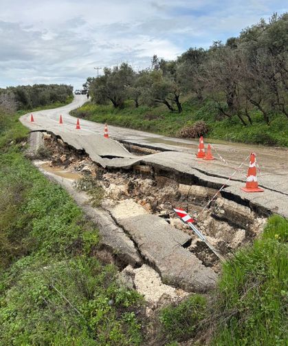 Hatay'da yağış nedeniyle yol çöktü