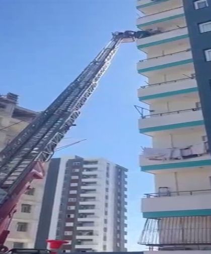 İnşaat işçisi, yangından bebeğiyle kurtardığı babayla bir araya geldi: Olsa yine yaparım