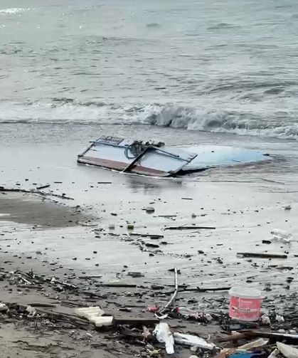 Kayalıklara çarpan tekne parçalandı