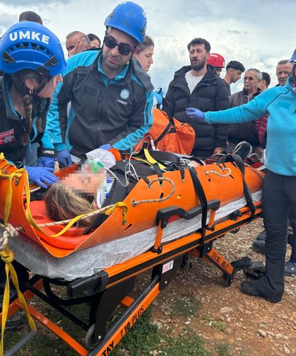 Kayalıktan düşen kadını sırtlarında taşıyıp, sağlık ekibine teslim ettiler