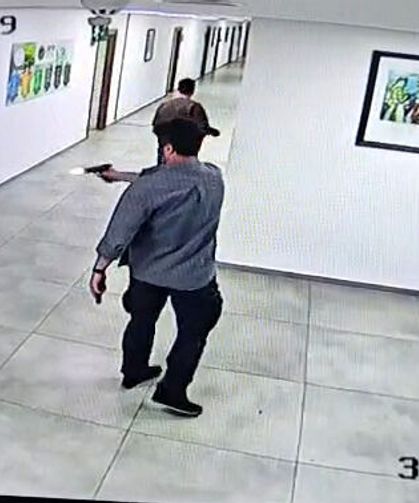 Kaymakamlık binasında ateş açıp, kendini odaya kilitledi (2)