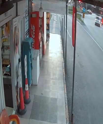 Kırmızı ışık ihlali yapan motosikletli, otomobille çarpıştı; kaza anı kamerada