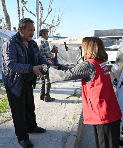 Mersin Büyükşehir Belediyesi'nden iftarda vatandaşlara sıcak yemek