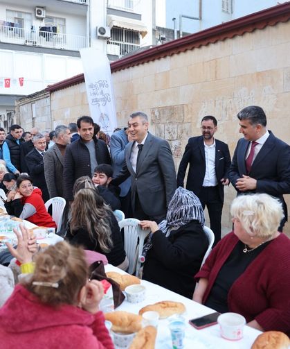 Mersin protokolü Akdeniz'de vatandaşlarla iftar yaptı