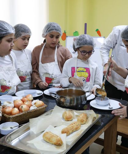 Mersin'de çocuklar geleneksel ve dünya mutfağından yeni tatlar öğreniyor