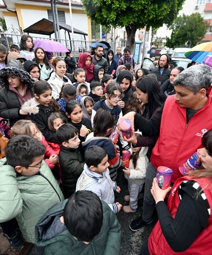Mersin'de, çocuklara bayram sürprizi