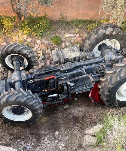 Mersin'de devrilen traktörün altında hayatını kaybetti